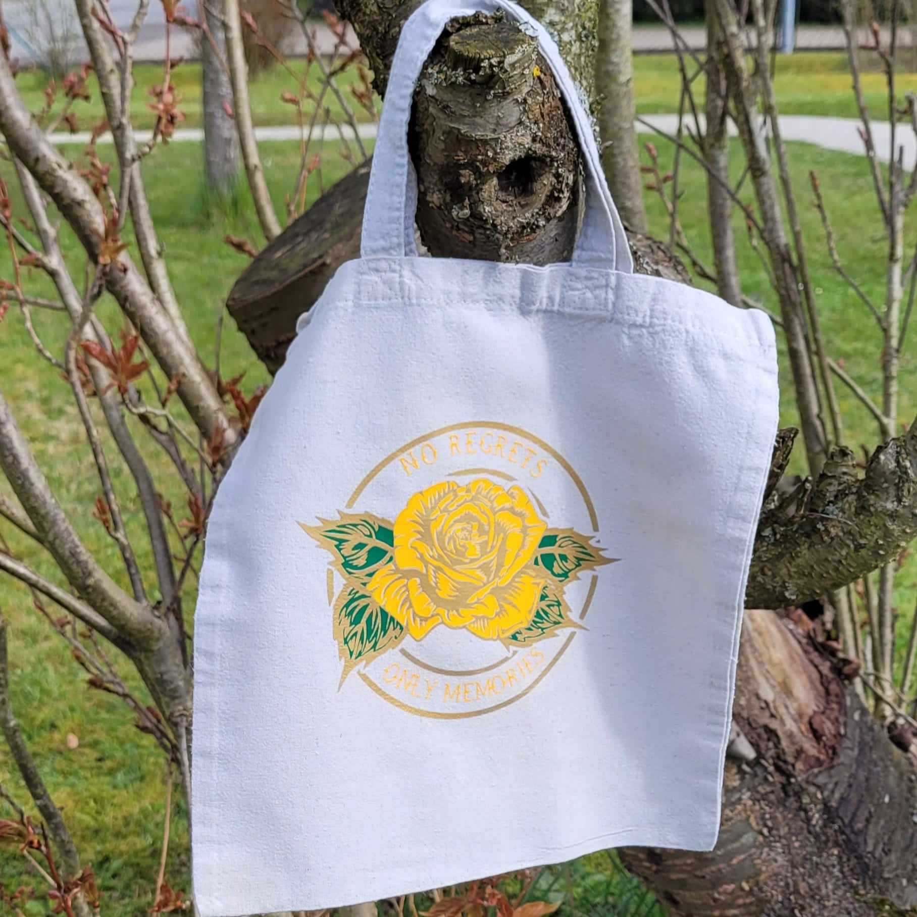 Stofftasche mit gelbem Rosenmotiv und dem Schriftzug "No Regrets Only Memories" von easy-sticks, perfekt für kreative Anwendungen und Geschenke.