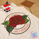 T-Shirt mit dem eleganten Aufdruck "No Regrets Only Memories" von easy-sticks, das eine glitzernde rote Rose zeigt, bereitgestellt auf einem gefliestem Untergrund.