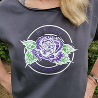 Dunkelgraues Shirt mit lila Rosenmotiv und dem Slogan "No Regrets Only Memories" von easy-sticks, ideal für lässige Outfits und kreative Freizeitaktivitäten.