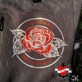 Outdoor-Rucksack mit dem Motiv "No Regrets Only Memories" von easy-sticks, das eine rote Rose auf einem strukturierten, grauen Hintergrund zeigt, bereit für Abenteuer.