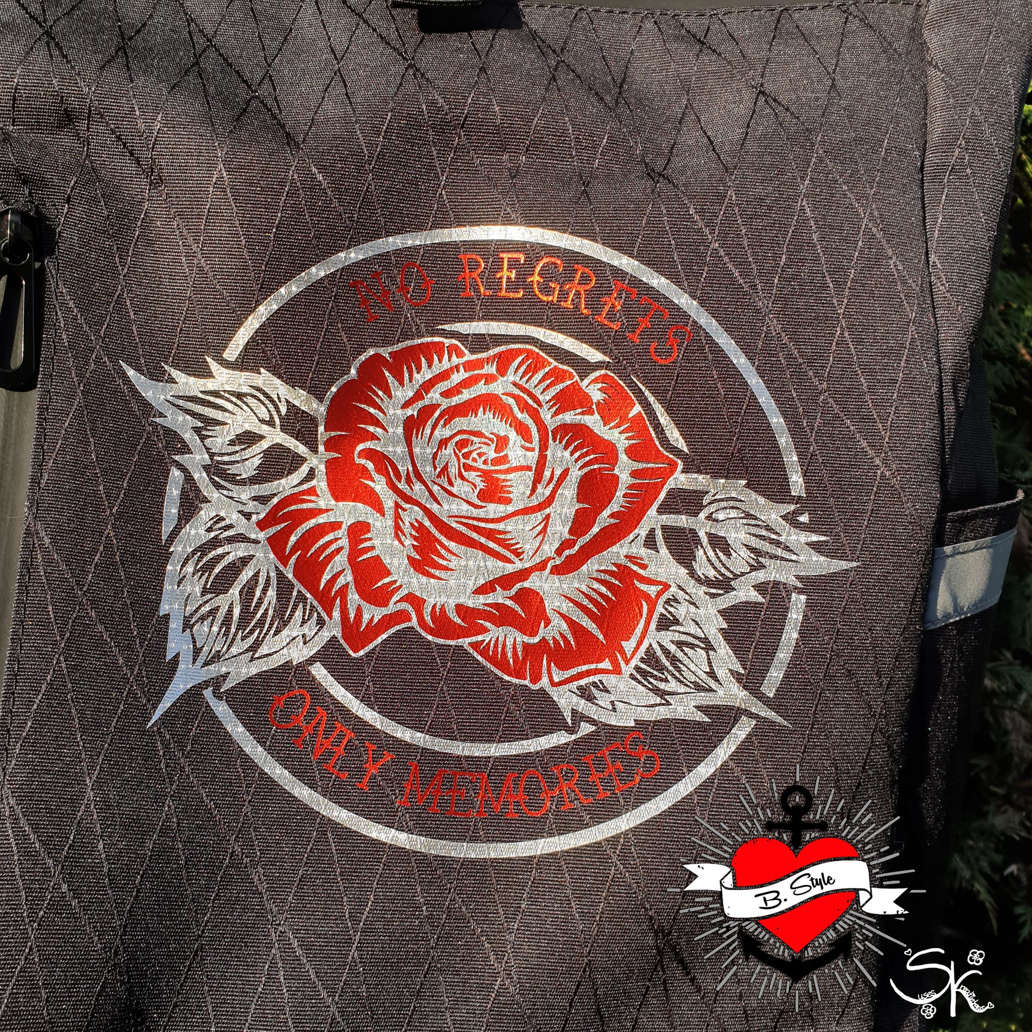 Outdoor-Rucksack mit dem Motiv "No Regrets Only Memories" von easy-sticks, das eine rote Rose auf einem strukturierten, grauen Hintergrund zeigt, bereit für Abenteuer.