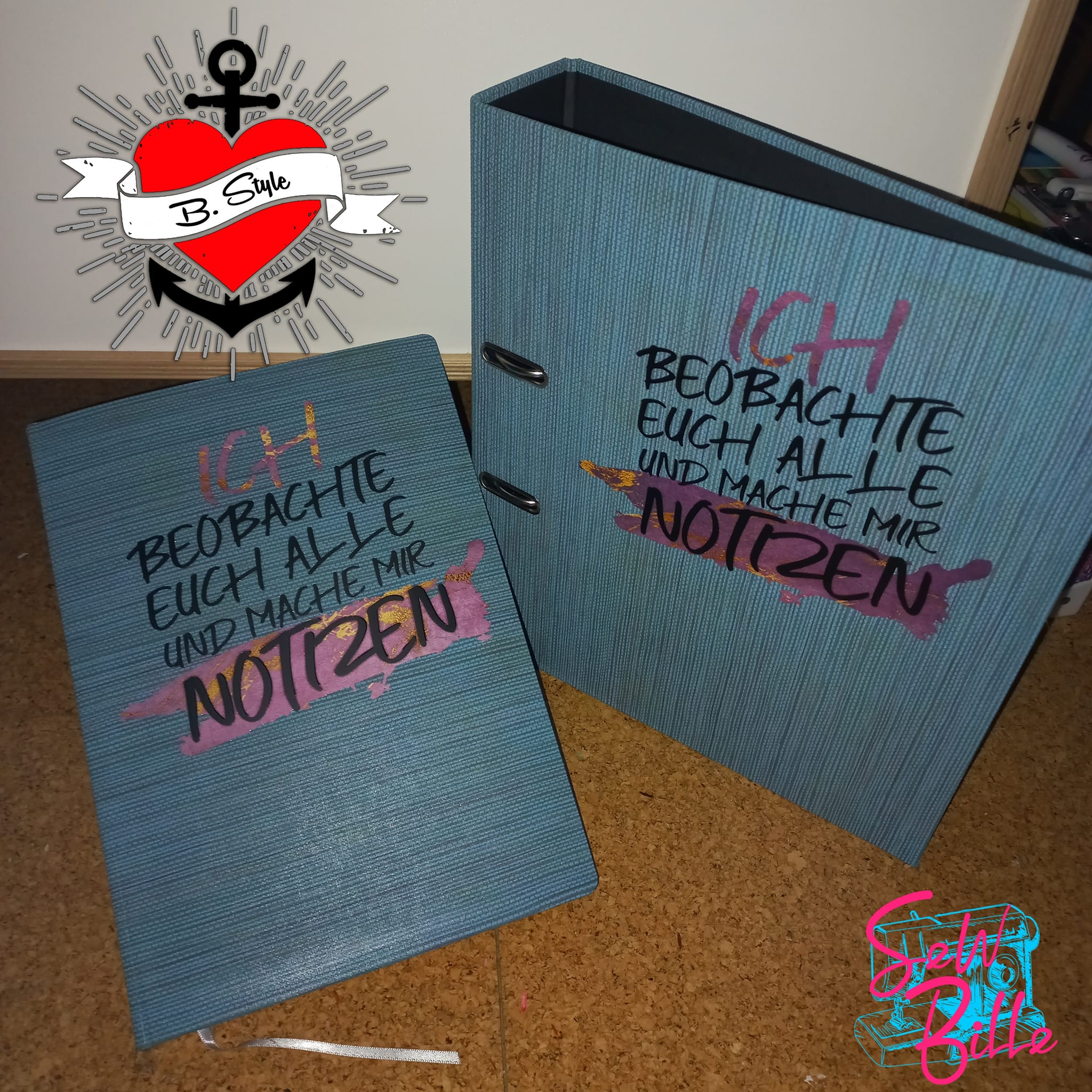 Individuelle Ordner und Notizbuch mit dem Design "ICH BEOBACHTE EUCH ALLE UND MACHE MIR NOTIZEN", hergestellt mit der Plotterdatei von easy-sticks, perfekt für persönliche Projekte.