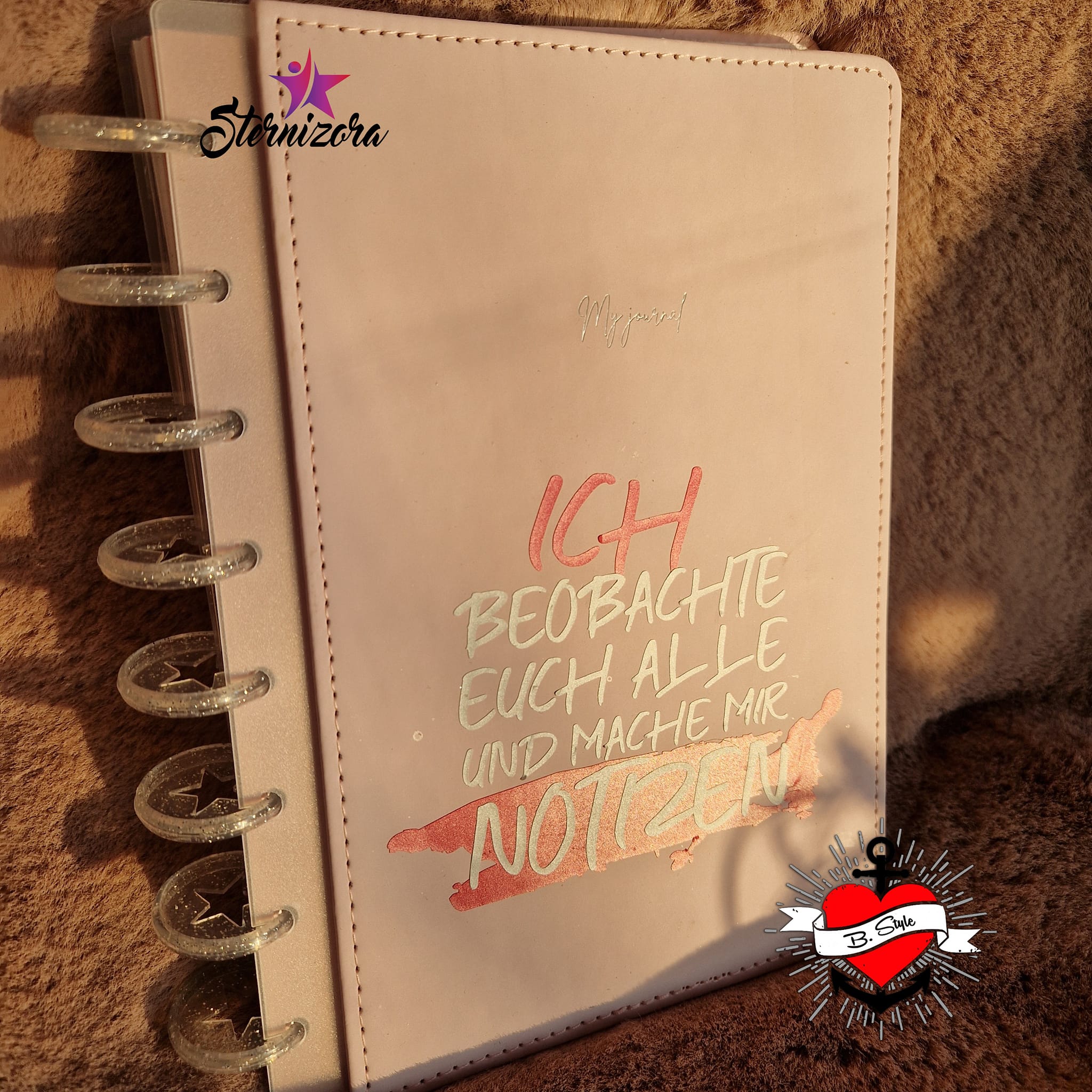 Stylisches Notizbuch mit dem Aufdruck "ICH BEOBACHTE EUCH ALLE UND MACHE MIR NOTZEN" von easy-sticks, ideal für kreative Gedanken und Notizen.