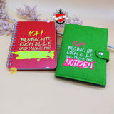 Zwei Notizbücher mit dem Schriftzug "ICH BEOBACHTE EUCH ALLE UND MACHE MIR NOTZEN" von easy-sticks, die Farbe und Stil für kreative Organisation bieten.