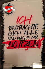 Kreative Plotterdatei von easy-sticks mit dem Titel "ICH BEOBACHTE EUCH ALLE UND MACHE MIR NOTZEN" auf einem dekorativen Schild. Das Design ist auffällig und eignet sich hervorragend für DIY-Projekte.