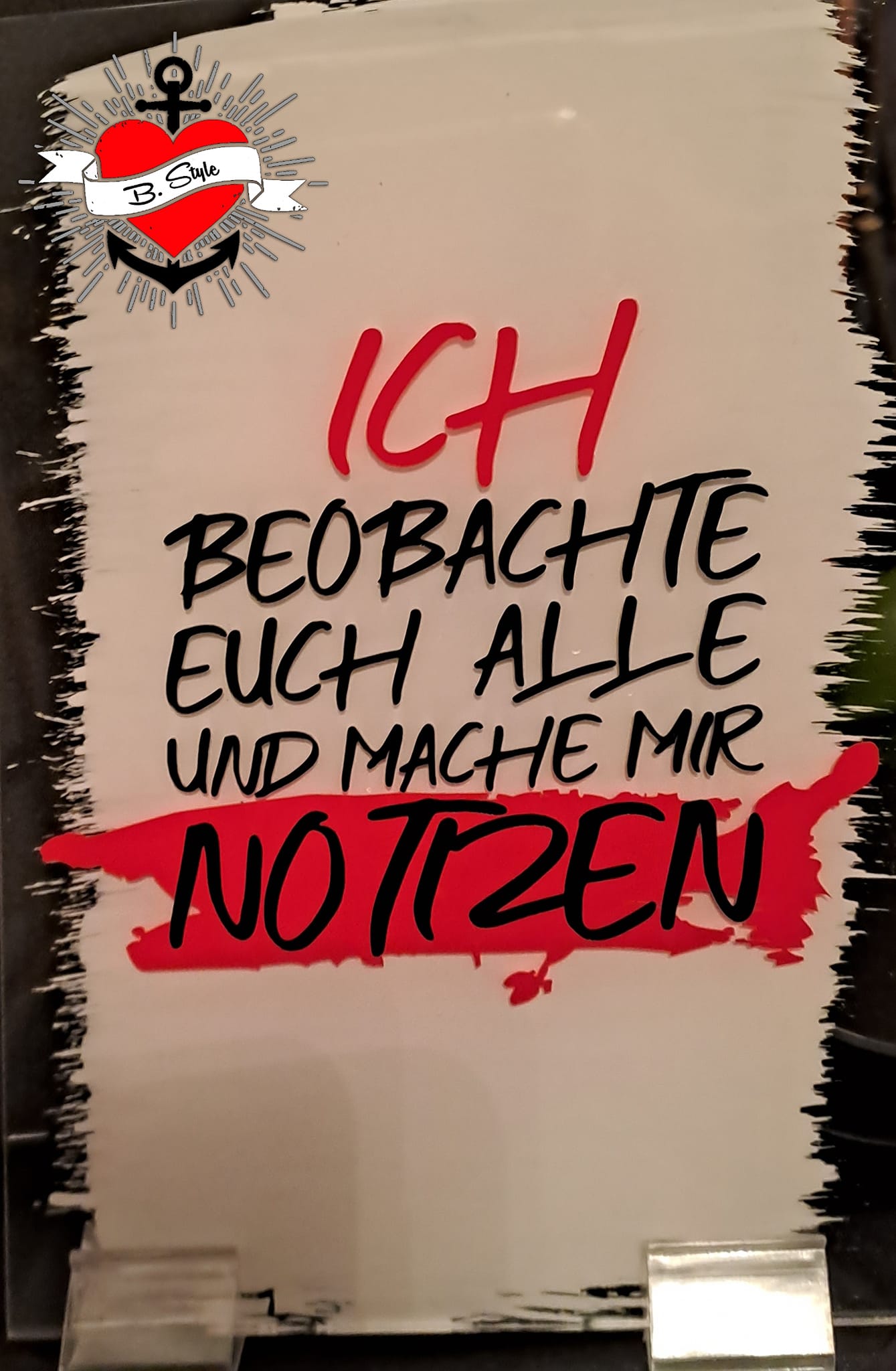 Kreative Plotterdatei von easy-sticks mit dem Titel "ICH BEOBACHTE EUCH ALLE UND MACHE MIR NOTZEN" auf einem dekorativen Schild. Das Design ist auffällig und eignet sich hervorragend für DIY-Projekte.