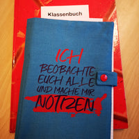 Blaue Ordnerhülle mit dem Aufdruck "ICH BEOBACHTE EUCH ALLE UND MACHE MIR NOTZEN" von easy-sticks, geeignet für Schule oder Büro.