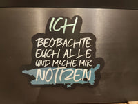 Bunte Aufkleber-Variante der Plotterdatei von easy-sticks mit dem Titel "ICH BEOBACHTE EUCH ALLE UND MACHE MIR NOTZEN". Ideal für kreative Bastelarbeiten und individuelle Designs.