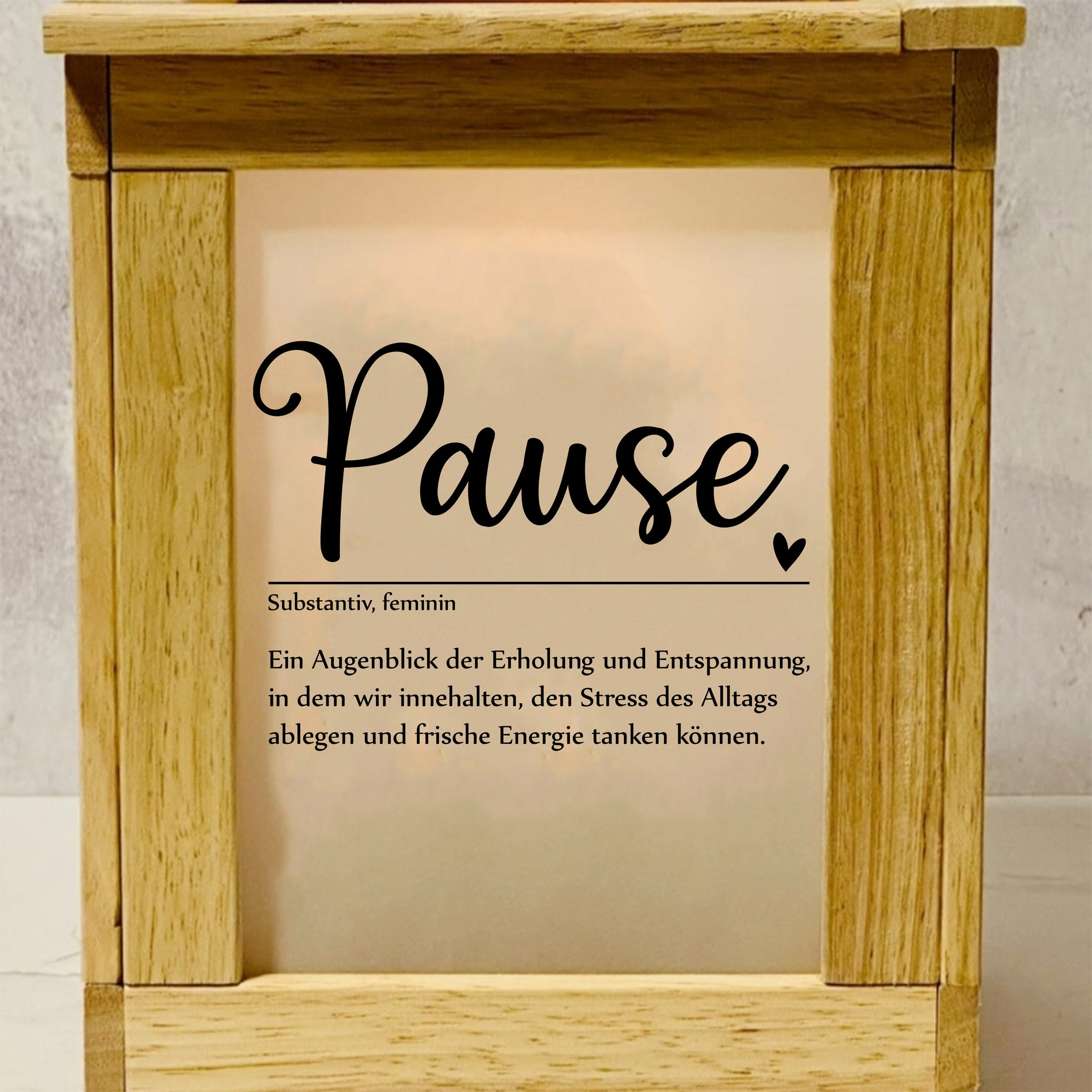 Schöne Laterne mit dem Wort 'Pause' in eleganter Schrift, ideal für Dekoration und Geschenke. Erhältlich als PDF zum Download bei easy-sticks.