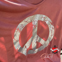 Rote T-Shirt mit PEACE Grunge Schriftart Plotterdatei von easy-sticks, ein einzigartiges Design für kreative Bastelarbeiten.