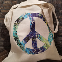 Stylische PEACE Grunge Schriftart Plotterdatei von easy-sticks auf einer Stofftasche, ideal für individuelle Modeprojekte.