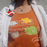 Modisches Oberteil mit Periodensystem-Design von easy-sticks. Träger-T-Shirt in Orange mit chemischen Elementen Th, In, K, Po, S, Ti für kreative Bekleidungsprojekte.