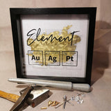 Kreatives Design mit Periodensystem Plott-Datei von easy-sticks. Rahmenbild mit chemischen Elementen Gold (Au), Silber (Ag) und Platin (Pt) auf goldener Struktur.