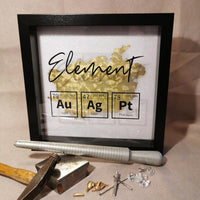 Kreatives Design mit Periodensystem Plott-Datei von easy-sticks. Rahmenbild mit chemischen Elementen Gold (Au), Silber (Ag) und Platin (Pt) auf goldener Struktur.