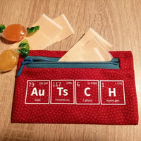 Praktisches Täschchen mit Periodensystem-Design, ideal für den Alltag, entworfen von easy-sticks, aus der ‘Periodensystem Plotterdatei’.