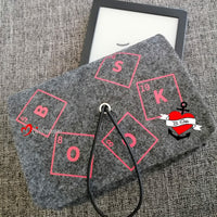Laptoptasche im Filzdesign von easy-sticks mit Periodensystem-Elementen B, S, K, und C. Perfektes Accessoire für stilbewusste Studierende.