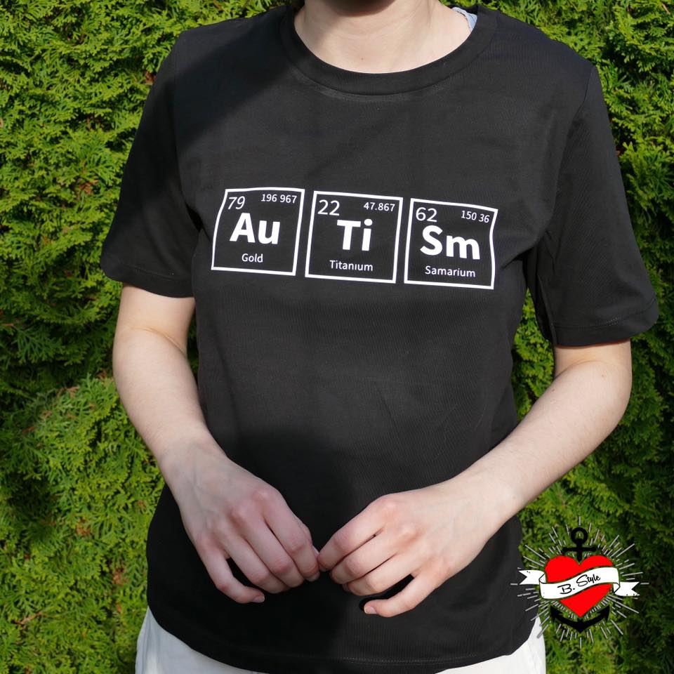 Stylishes schwarzes T-Shirt mit chemischen Symbolen Au, Ti, Sm. Ideal für kreative Bastelideen, designt mit der Periodensystem Plotterdatei von easy-sticks.