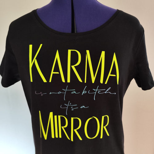 Karma is not a bitch it´s a mirror geplottet auf einem T-Shirt