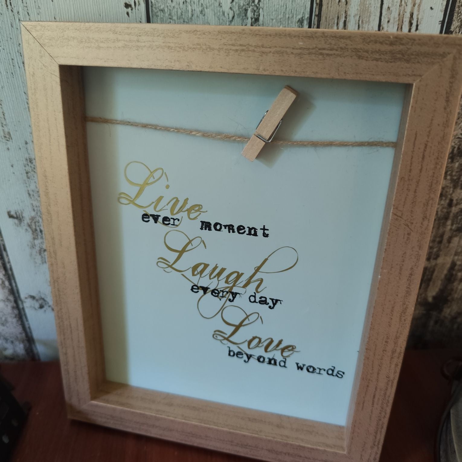 live-laugh-love Plotterdatei auf einem Bild als Beispielbild für die Anwendung