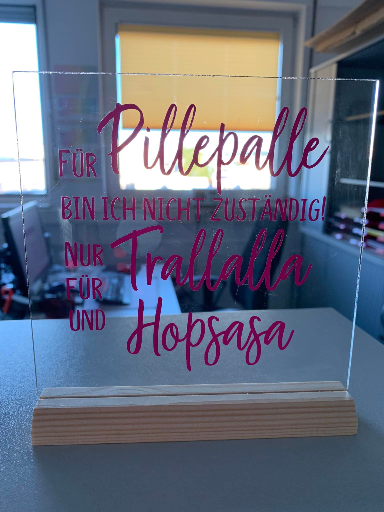 Acrylplatte mit dem Design "Für Pillepalle bin ich nicht zuständig! Nur für Trallalla und für Hopsasa" von easy-sticks, ein tolles Beispiel für die Verwendung der Plotterdatei.