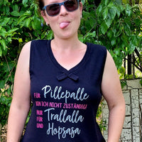 Eine Person mit Sonnenbrille zeigt den plakativen Schriftzug "Für Pillepalle bin ich nicht zuständig! Nur für Trallalla und für Hopsasa" auf ihrem schwarzen Shirt, entworfen von easy-sticks in dieser Plotterdatei.