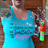 Frau hält eine Seifenblasenmaschine, während sie ein Top mit dem Aufdruck "Für Pillepalle bin ich nicht zuständig! Nur für Trallalla und für Hopsasa" von easy-sticks trägt, eine kreative Umsetzung der Plotterdatei.