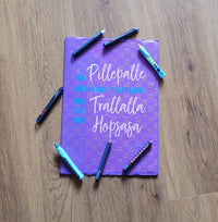 Einspirierenden Notizbuch mit dem Schriftzug "Für Pillepalle bin ich nicht zuständig! Nur für Trallalla und für Hopsasa", umgeben von Stiften, erstellt aus der Plotterdatei von easy-sticks.