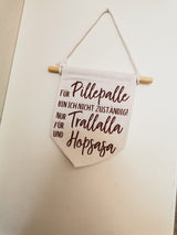 Ein dekoratives Wandbanner aus Stoff präsentiert den Spruch "Für Pillepalle bin ich nicht zuständig! Nur für Trallalla und für Hopsasa" in elegantem Design, basierend auf der Plotterdatei von easy-sticks.