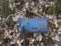 Stylisches Täschchen in grau mit dem Schriftzug "Think positiver be positive", designt von easy-sticks. Ideal für die Aufbewahrung von persönlichen Gegenständen.