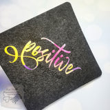 Untersetzer aus Filz mit der Botschaft "Think positiver be positive", gestaltet von easy-sticks. Eine ansprechende Ergänzung für jeden Tisch.