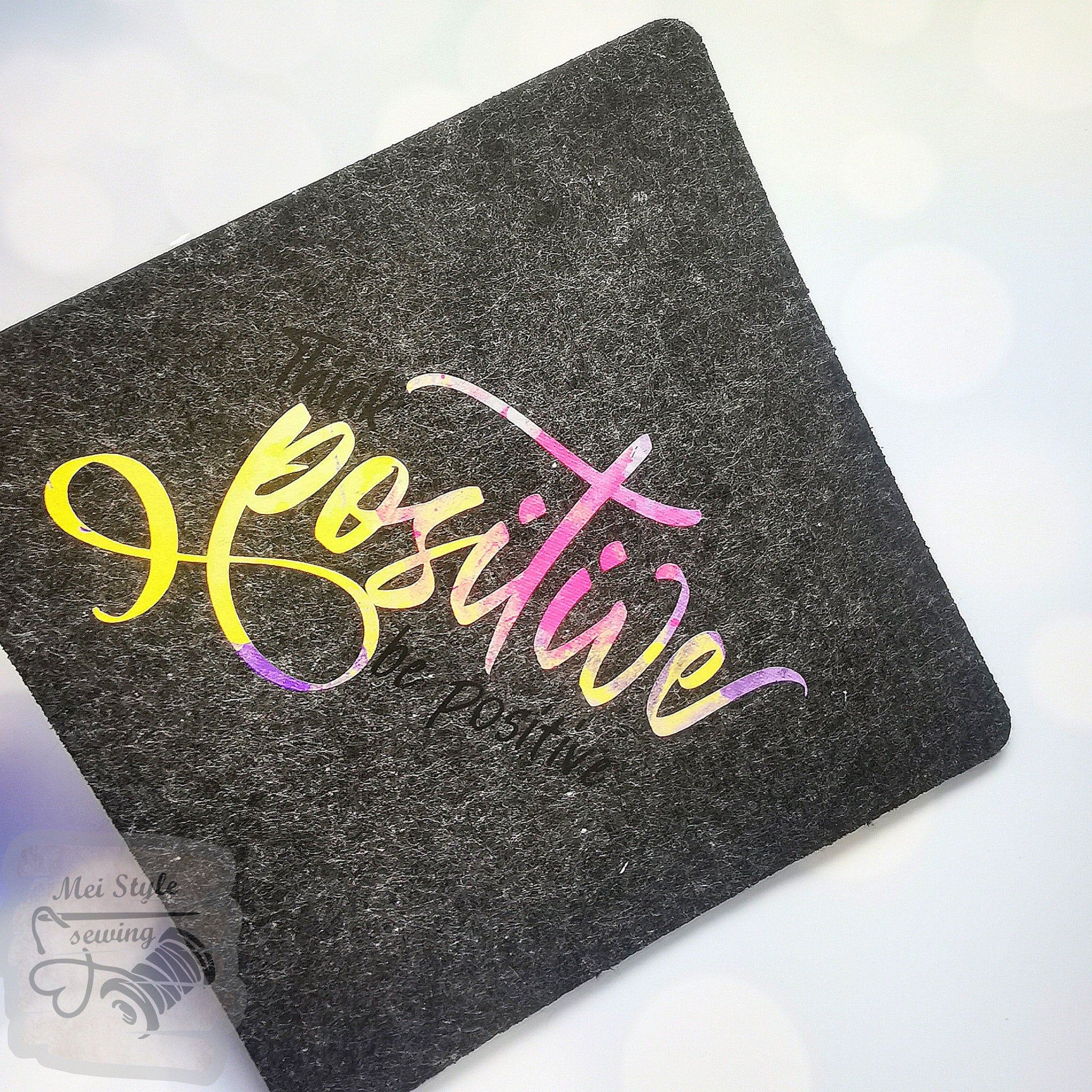 Untersetzer aus Filz mit der Botschaft "Think positiver be positive", gestaltet von easy-sticks. Eine ansprechende Ergänzung für jeden Tisch.