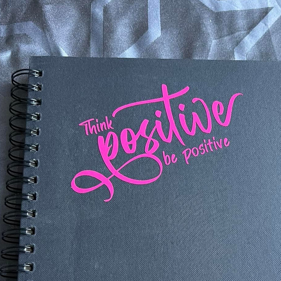 Notizbuch mit dem Design 'Think positive be positive' in Pink von easy-sticks, perfekt für kreative Notizen.