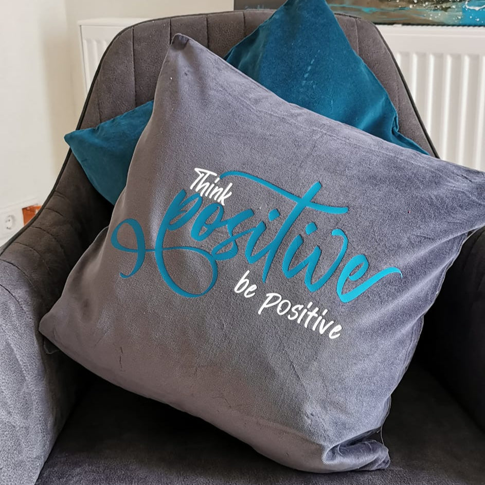Kissenbezug mit dem Spruch 'Think positive be positive' in Blau von easy-sticks, ein echter Blickfang im Wohnzimmer.