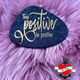 Felt-Applikation mit der Aufschrift 'Think positive be positive' von easy-sticks, ideal für Schmuck oder Deko.