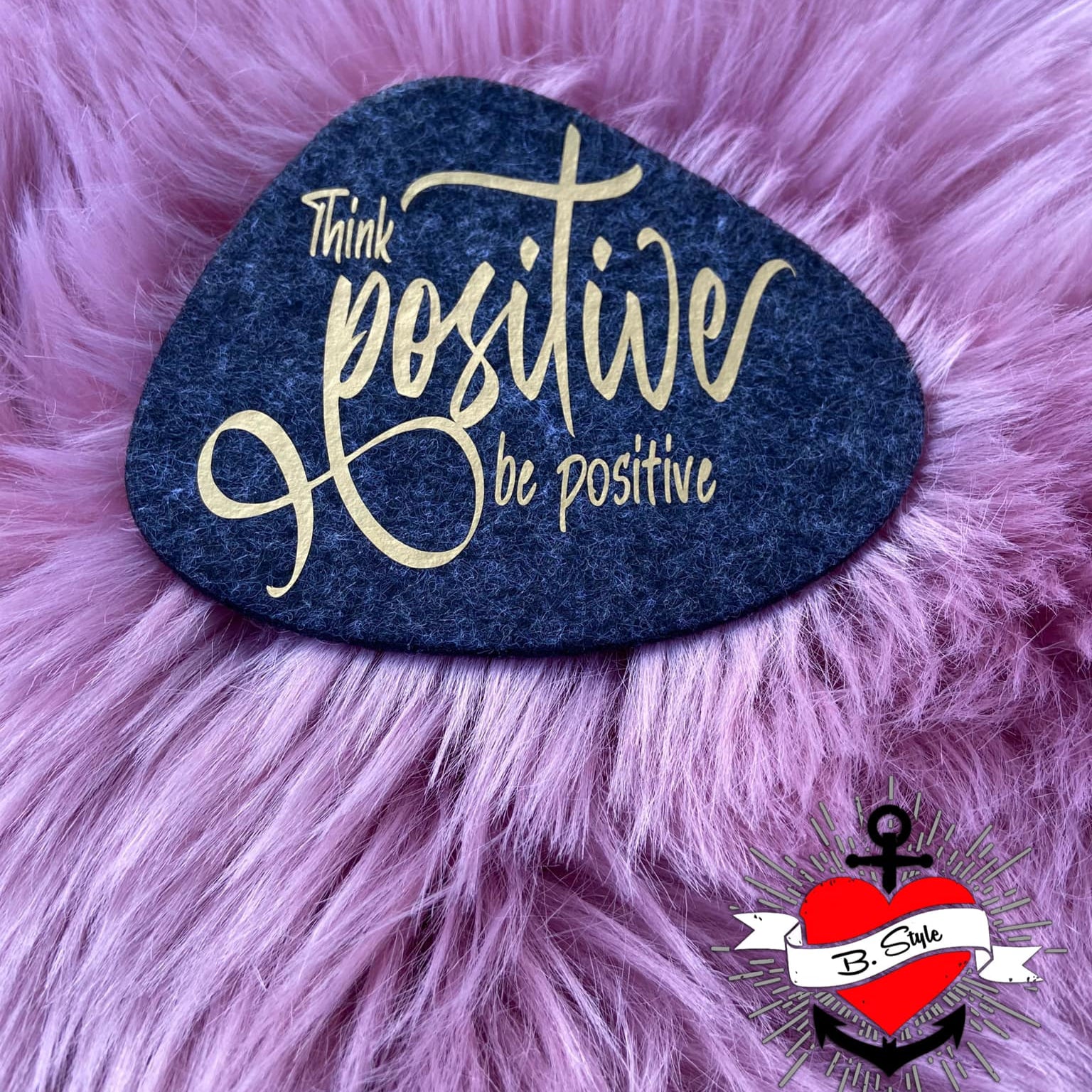 Felt-Applikation mit der Aufschrift 'Think positive be positive' von easy-sticks, ideal für Schmuck oder Deko.