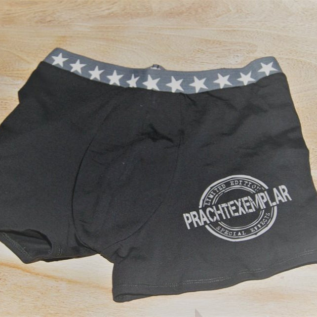 Schwarze Unterhose mit dem Aufdruck 'Prachtexemplar', unisex und kreativ gestaltet, gefertigt von easy-sticks.