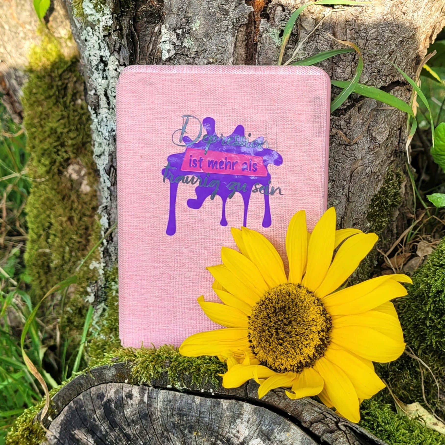 Ein bunt dekoriertes Notizbuch mit dem Motto 'Depression ist mehr als traurig zu sein', gestaltet mit der Psyche Plotterdatei von easy-sticks.