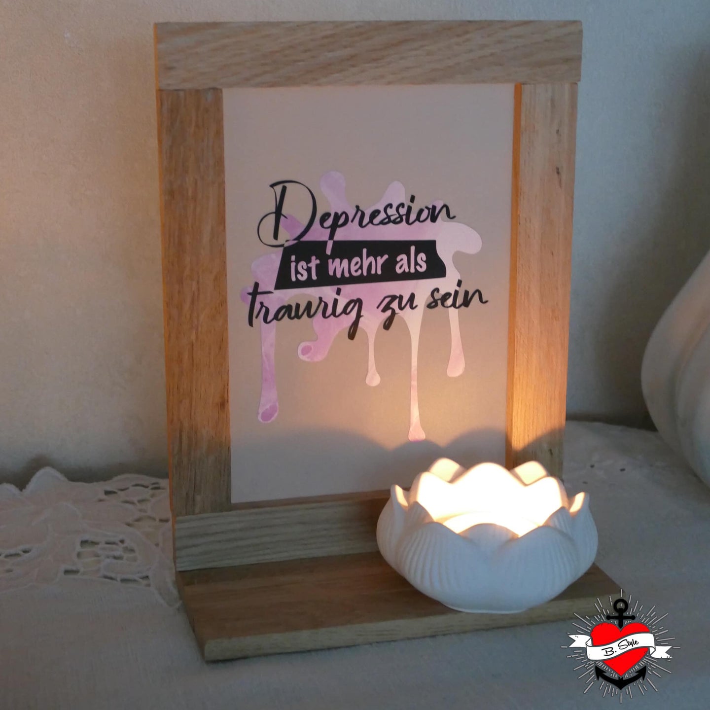 Ein kreativ gestalteter Rahmen mit der Aufschrift 'Depression ist mehr als traurig zu sein', ideal für DIY-Projekte mit der Psyche Plotterdatei von easy-sticks.