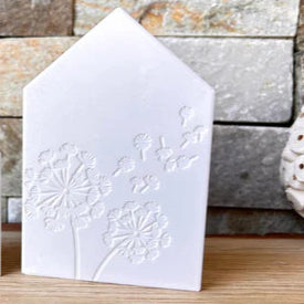 Silikonform von Easy-Sticks - Haus mit Pusteblumen, detailreiche Abbildung mit blühenden Pusteblumen auf der Oberfläche.