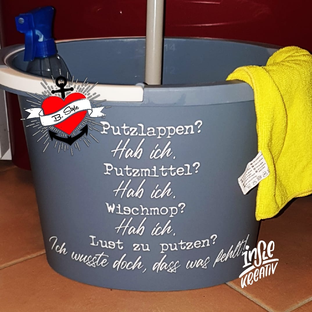 Ein dekorativer Eimer mit Putzsprüchen, die aus der Plotterdatei von easy-sticks stammen, ideal für kreative Putz- und DIY-Projekte zuhause.