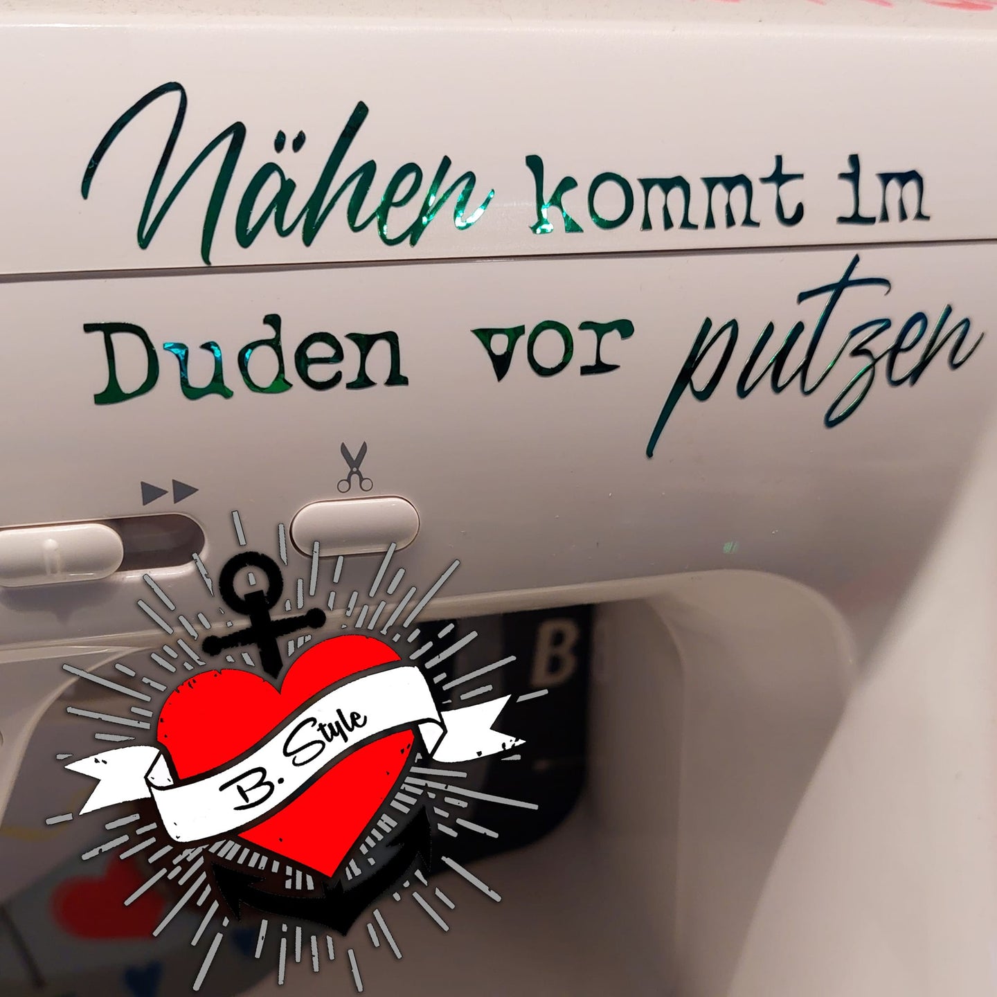 Eine Nähmaschine mit einem originellen Putzspruch, gestaltet mit der Plotterdatei von easy-sticks, die kreativ zur Verschönerung von Bastelprojekten einlädt.