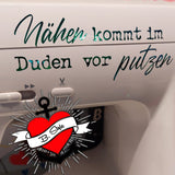 Eine Nähmaschine mit einem originellen Putzspruch, gestaltet mit der Plotterdatei von easy-sticks, die kreativ zur Verschönerung von Bastelprojekten einlädt.