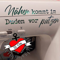 Eine Nähmaschine mit einem originellen Putzspruch, gestaltet mit der Plotterdatei von easy-sticks, die kreativ zur Verschönerung von Bastelprojekten einlädt.
