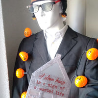 Eine kreative Darstellung eines Holzschilds mit dem humorvollen Spruch 'A clean house is a sign of a wasted life' von easy-sticks, perfekt für Halloween Dekoration.