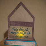 Ein dekoratives Holzschild mit dem Spruch 'Heute lebe ich, morgen putze ich ... vielleicht' von easy-sticks, ideal für kreative DIY-Projekte.