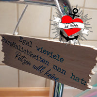 Ein handgemachtes Oval-Schild mit dem Spruch 'Egal wie viele Persönlichkeiten man hat, putzen will keine' von easy-sticks, perfekt für kreative Wohnideen.