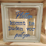 Ein transparentes Glasblock-Dekor mit dem Text 'Plotten kommt im Duden vor putzen' von easy-sticks, ideal für kreative Bastelprojekte.