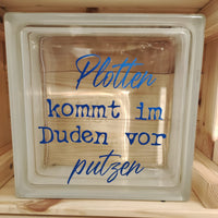 Ein transparentes Glasblock-Dekor mit dem Text 'Plotten kommt im Duden vor putzen' von easy-sticks, ideal für kreative Bastelprojekte.