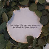 Ein kreatives Stickbild mit dem Spruch „Beim Putzen fällt mir immer wieder auf, dass ich mehr der Typ für Personal bin.“ eingerahmt in einen Stickrahmen, umgeben von grünen Blättern. Ideal für DIY-Projekte mit der Putz Sprüche Plotterdatei von easy-sticks.