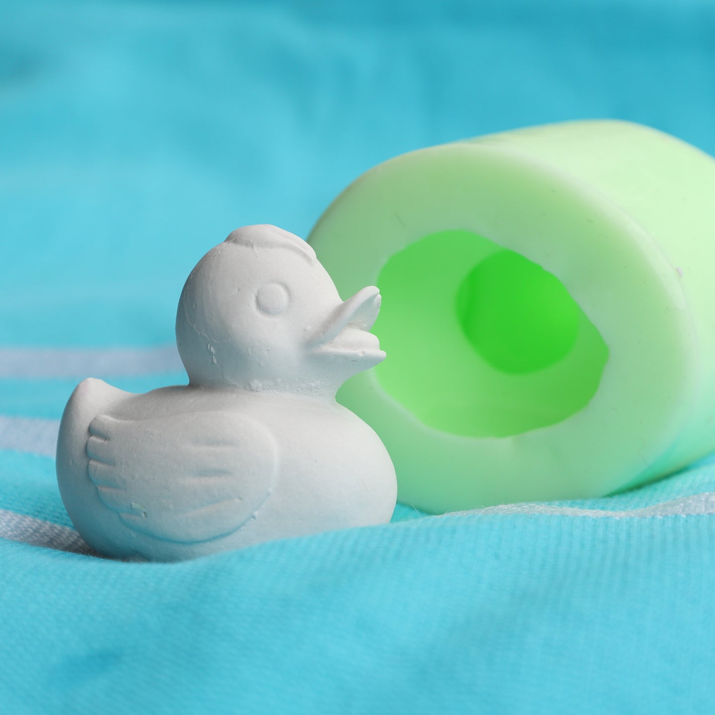 Eine Gießharzente neben der Ente Silikonform von easy-sticks, ideal für die Herstellung von kreativen Entenfiguren in verschiedenen Farben und Texturen.